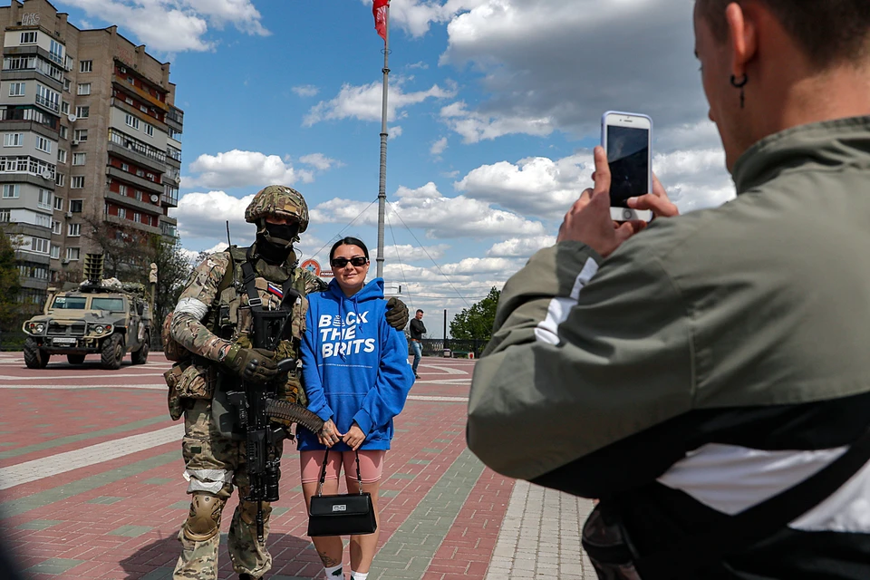 Местные уже не боятся российских военных.