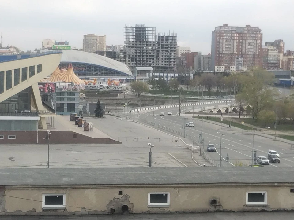 Здесь парковали родители юных спортсменов и гости набережной