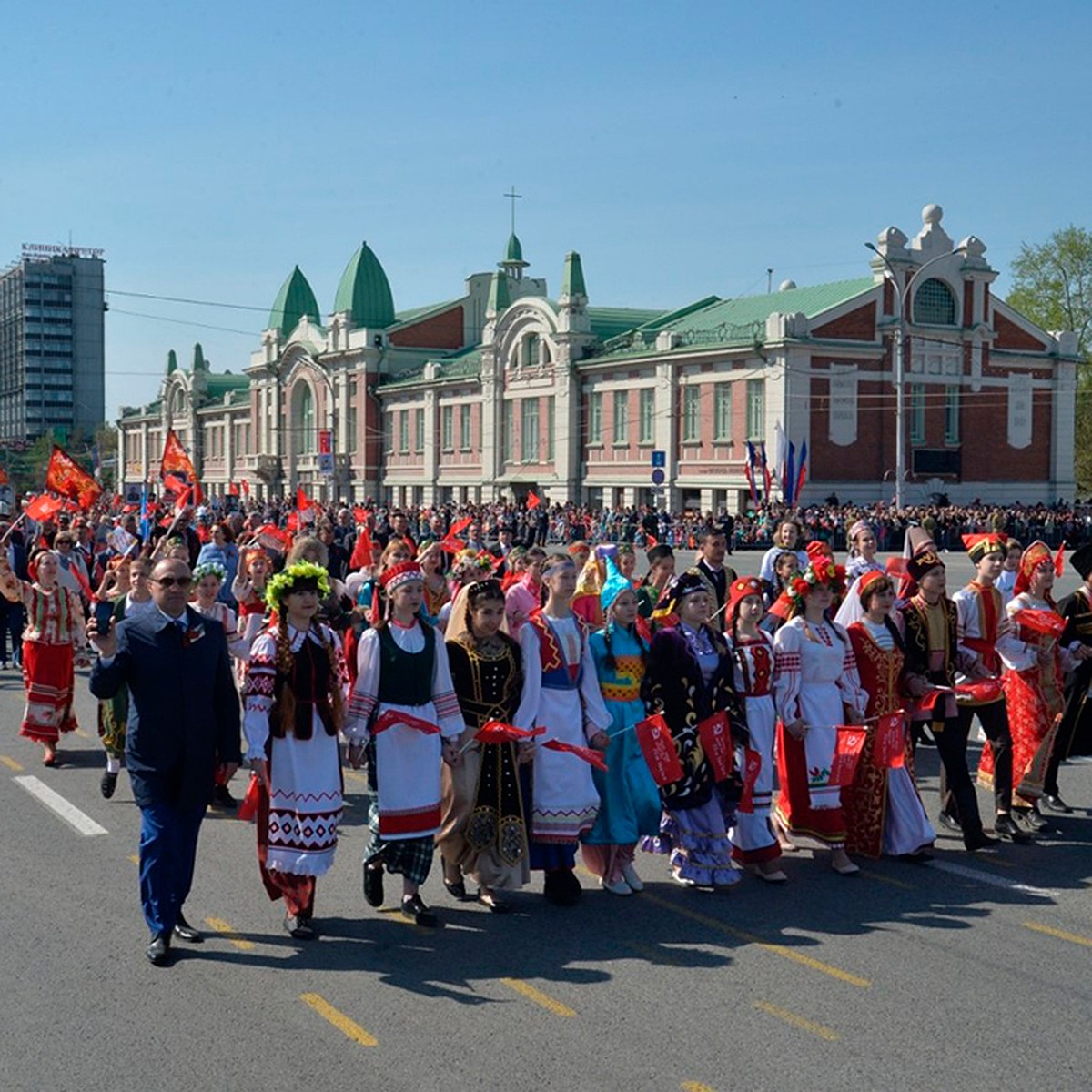 Георгиевские ленточки - в Материнском сквере, марш-бросок - на бульваре  Победы - KP.RU