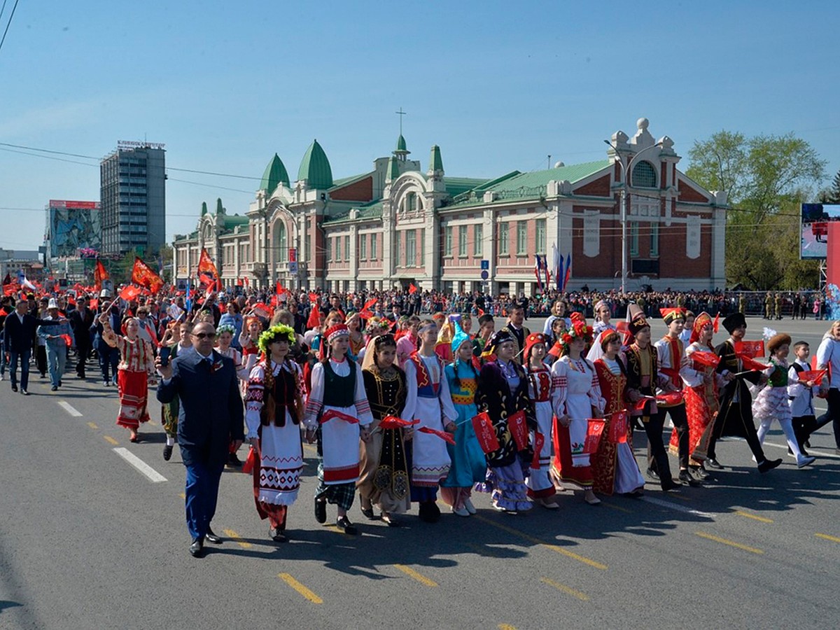 Георгиевские ленточки - в Материнском сквере, марш-бросок - на бульваре  Победы - KP.RU