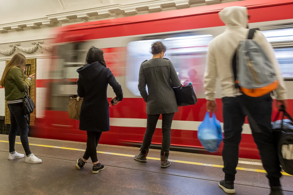 Ключи и зонтики в метро оставляют часто. Как насчет забытого чайного столика или каминных часов?
