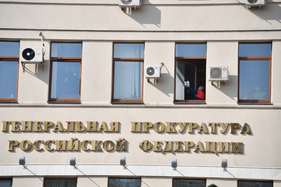 Также Камнева обвинили в том, что он позволял сотрудникам оказывать населению платные услуги.