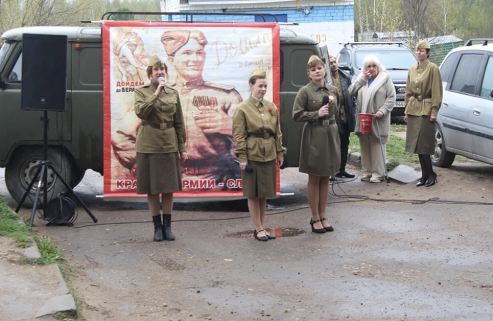 В Смоленске провели персональные парады у домов ветеранов. Фото: пресс-служба администрации города.