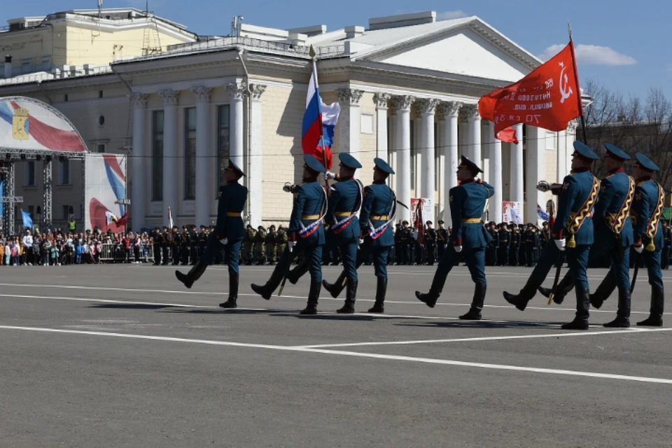 На площади состоялся торжественный парад, в котором принимали участие войска Кировского гарнизона, кадеты, сотрудники силовых структур. Фото: vk.com/kirovoficial