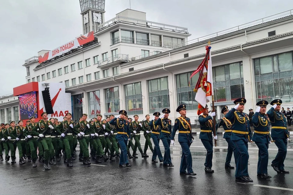 Пешие парадные расчеты прошли под сопровождение военного оркестра.