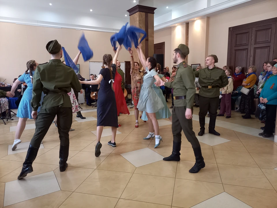 Традиционный танец акции под "Синий платочек".