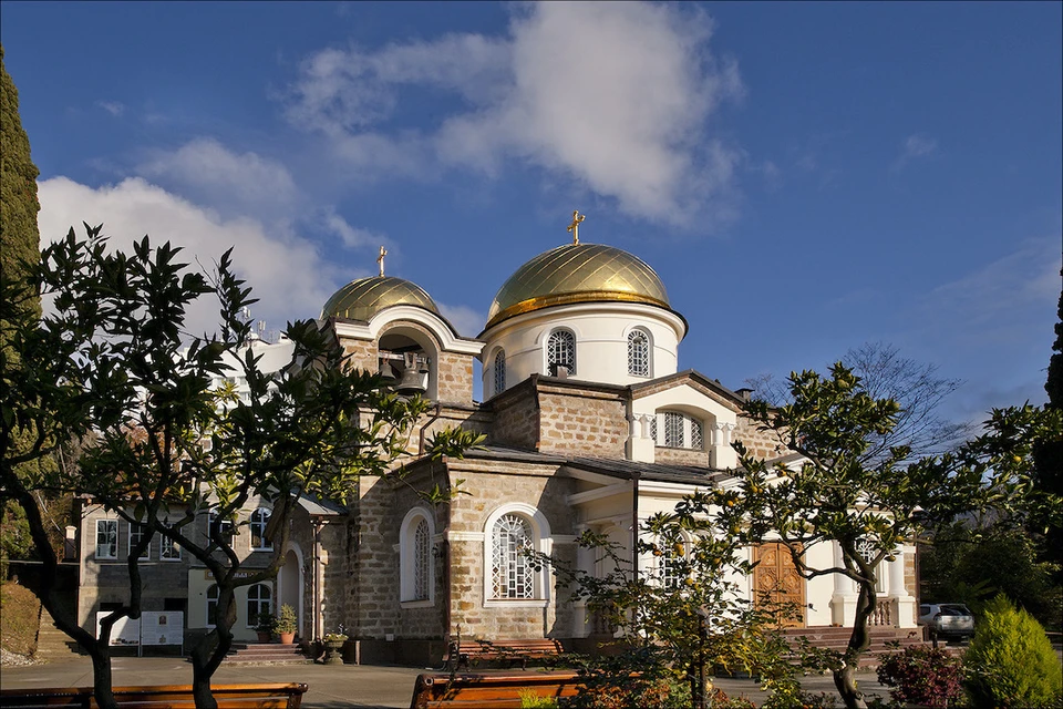 Храм Преображения Господня в Сочи - один из самых старый. Фото с сайта visit-sochi.ru.