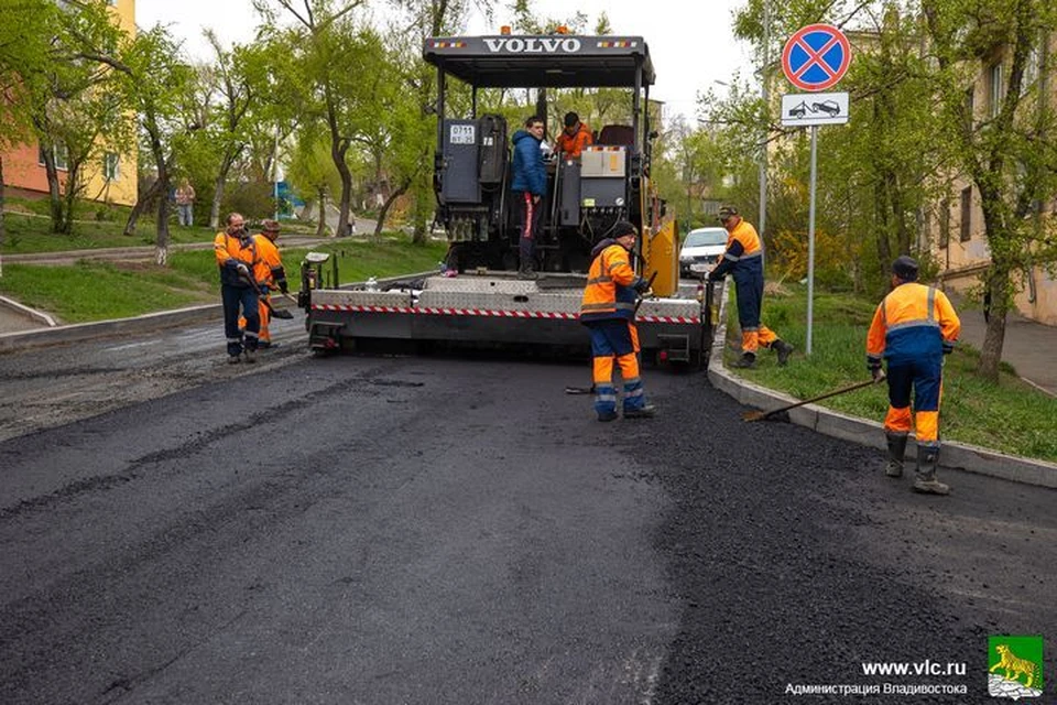 рабочие приступили к асфальтированию 11 мая. Фото: Анастасия Котлярова, администрация Владивостока.