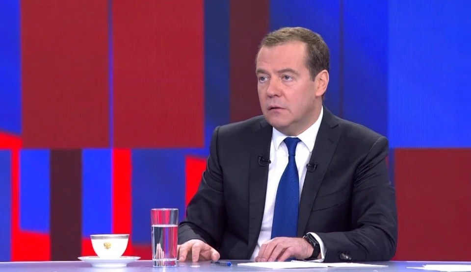Медведев заявил, что США не смогут ограничить политическое влияние России в мире