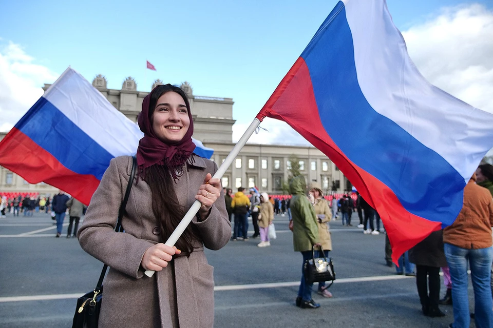 Зрительница концерта музыкального марафона "Za Россию" на площади Куйбышева, Самара, май 2022 г.