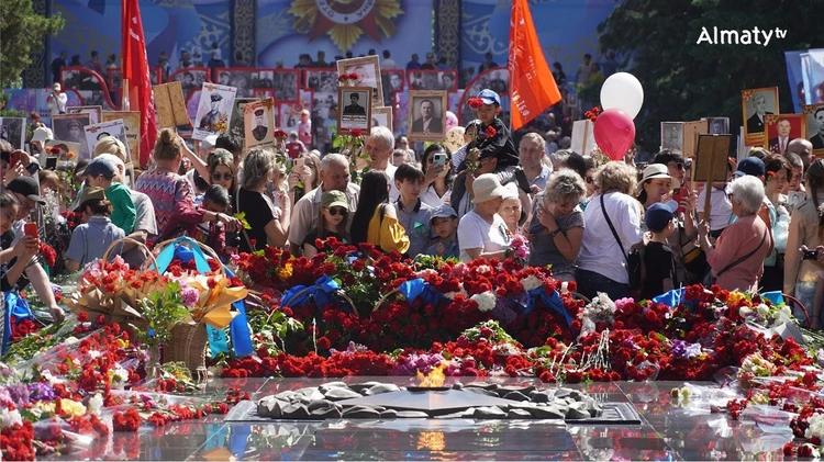 В шествии «Поклонимся героям» в Алма-Ате приняли участие более 100 тысяч человек