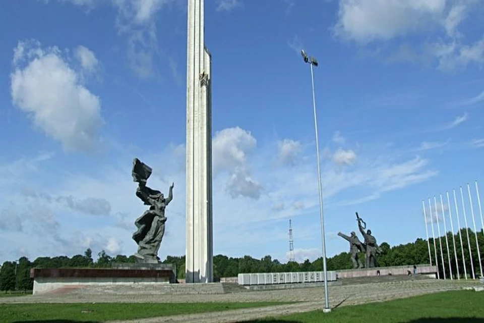 Россия готова забрать из Латвии памятник Освободителям Риги, заявили в Совфеде