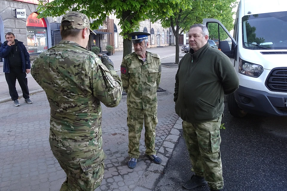 Уральские казаки дают интервью в Донецке