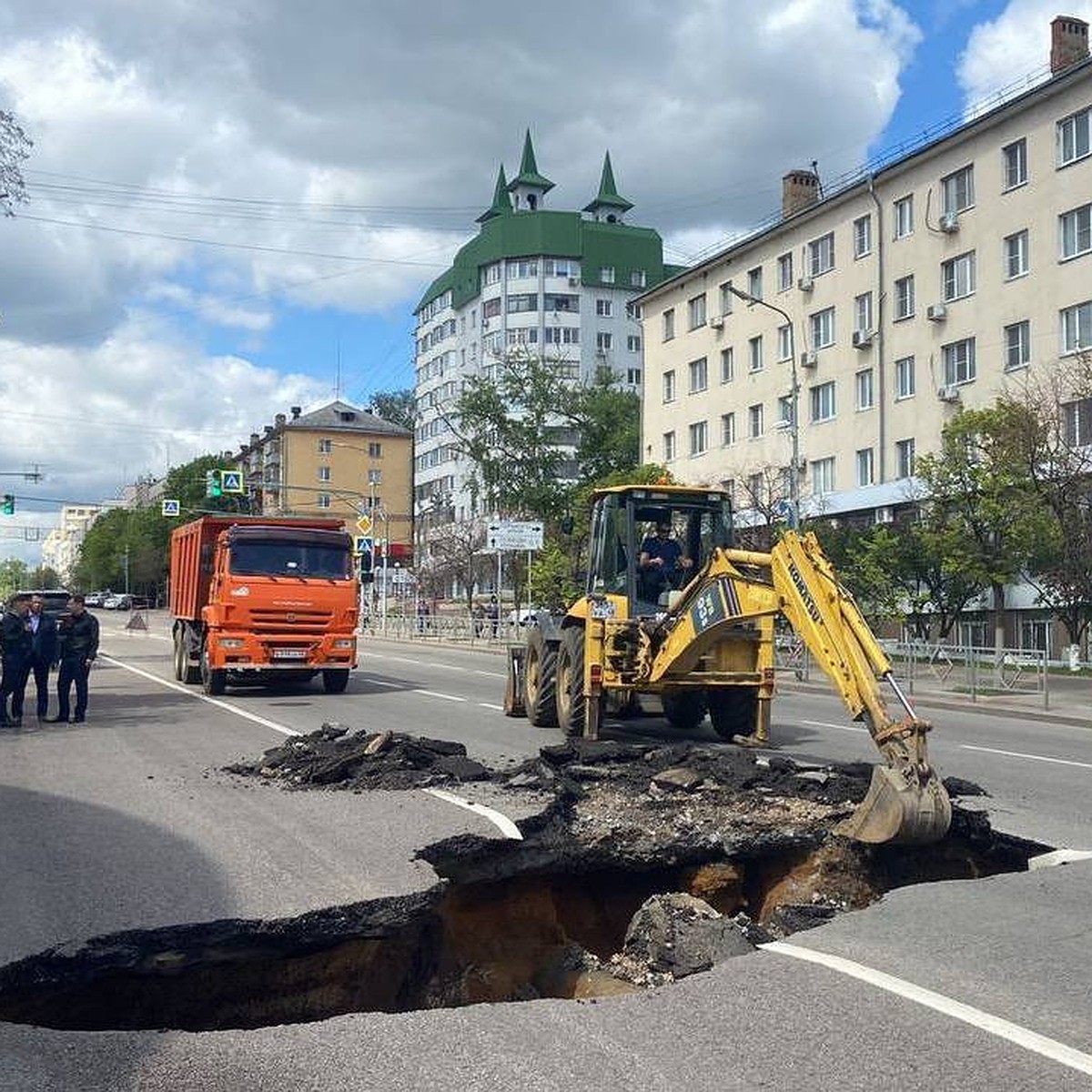 В Липецке из-за огромного провала на Советской десятки домов остались без  воды - KP.RU