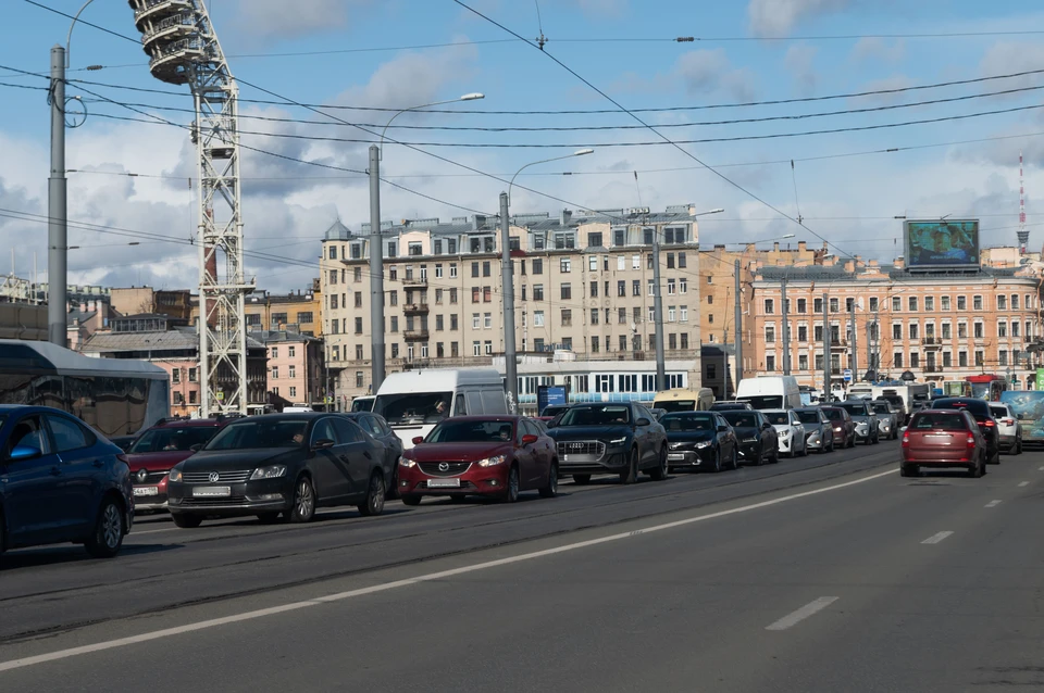 Московское шоссе в Петербурге встало в 10-балльную пробку