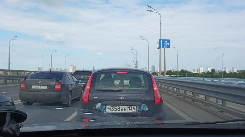 Движение по мосту до сих пор затруднено.