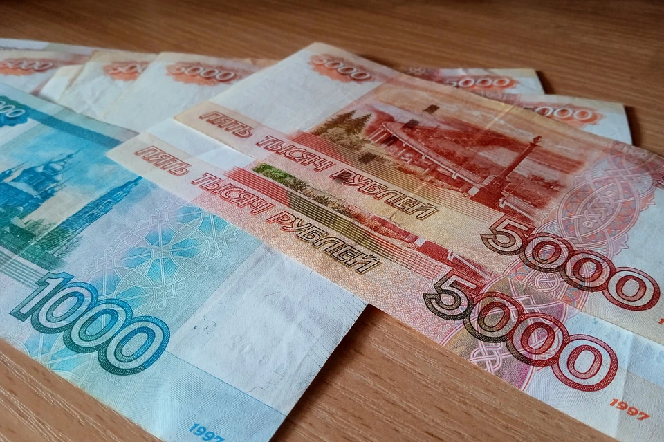 рубли в руках пенсионера. деньги за товар. миллион рублей. пятьдесят миллионов рублей. 32 миллиона.