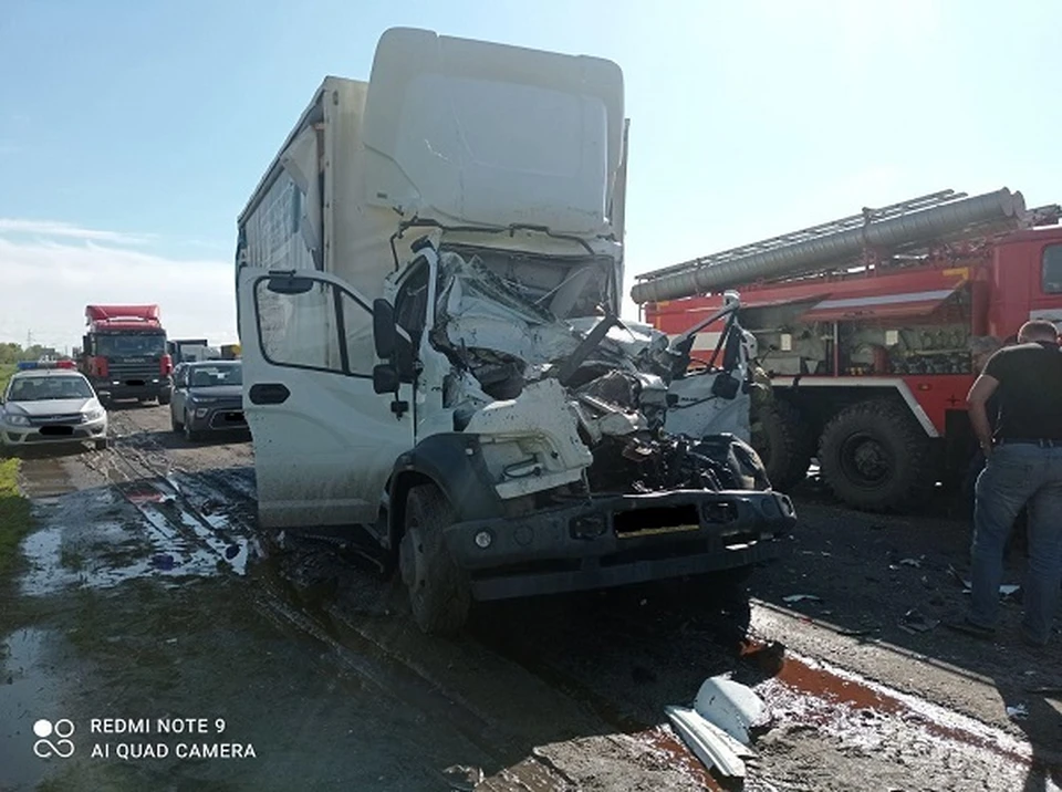 Что сегодня произошло в 19. КАМАЗ 6520 разбитый. Авария в Самарской области две фуры в мае.