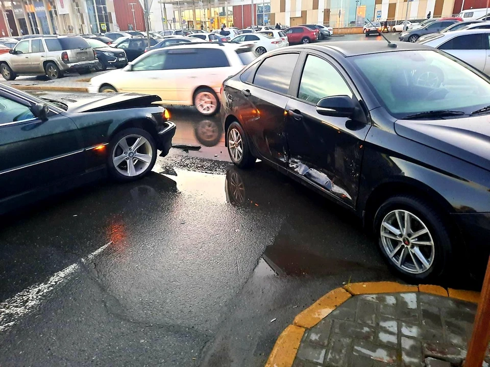 В Сургуте два автолюбителя не поделили перекресток Фото: УГИБДД России по ХМАО-Югре