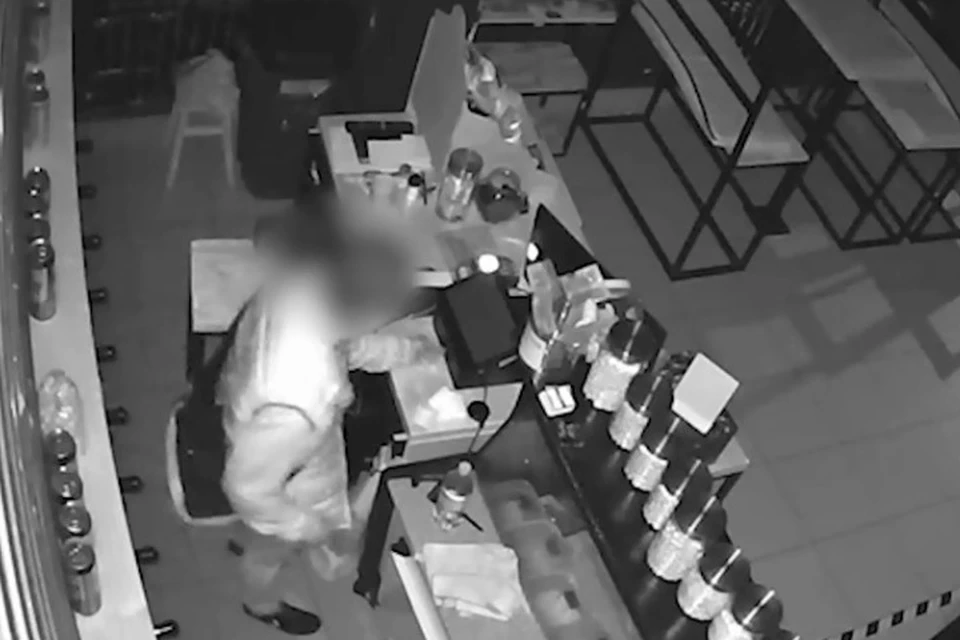 Преступник без особого труда осуществил задуманное.
