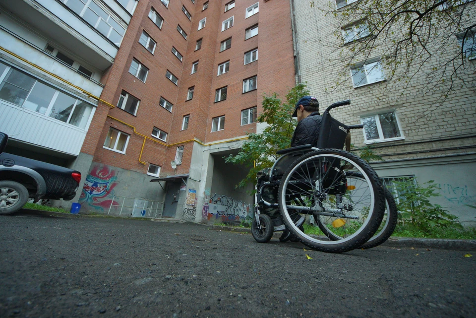 Мужчина проживает в доме без пандуса.