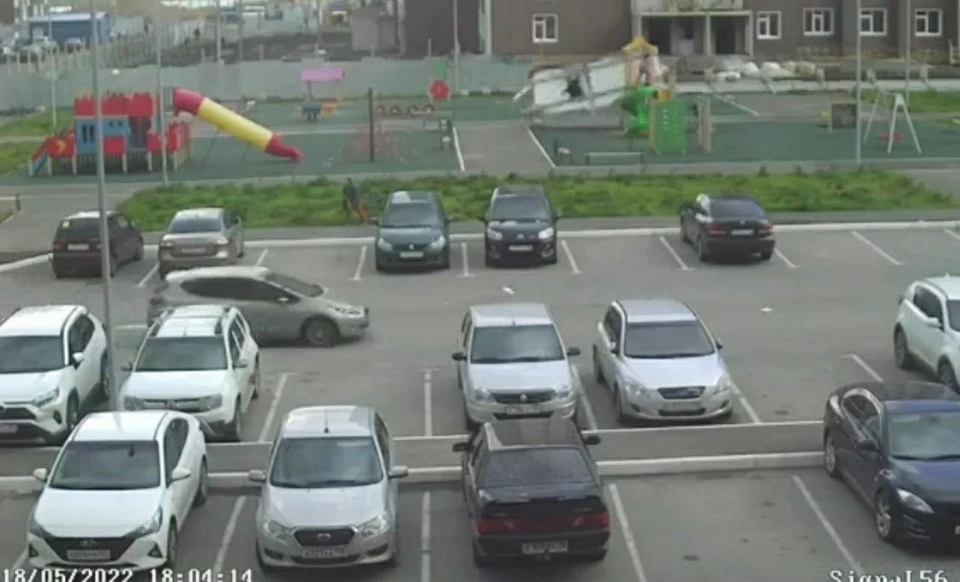 Часть забора во дворе жилого дома, просто рухнула. Фото и видео из социальных сетей.