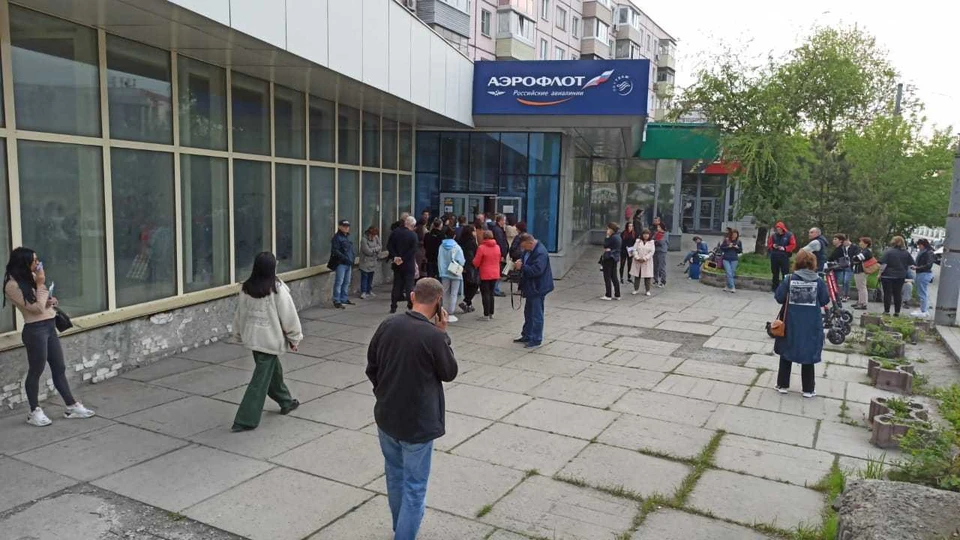 Очереди за билетами выстраиваются чуть ли не с шести часов утра. Фото: Ярослав БЕРДЮГИН.