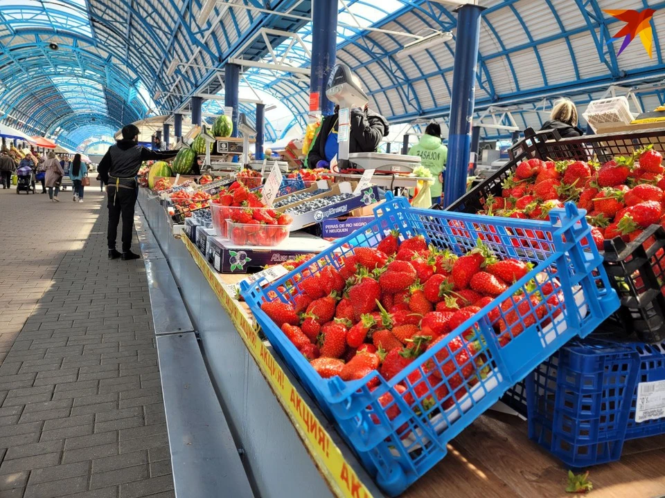 На центральном продовольственном рынке Минска уже активно продают клубнику. Фото: читатель «КП». Носит иллюстративный характер.