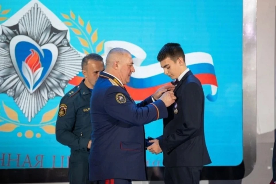 Артем Макаров получил нагрудный знак «Горячее сердце».