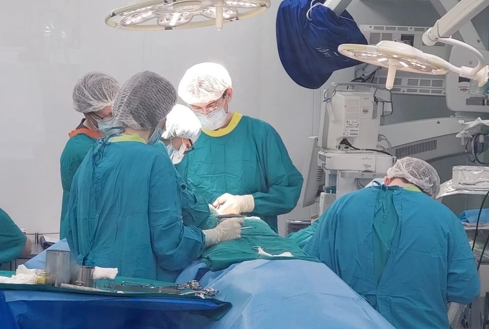 Тюменские врачи пересадили пациентке кожу с предплечья в рот из-за опухоли десны.