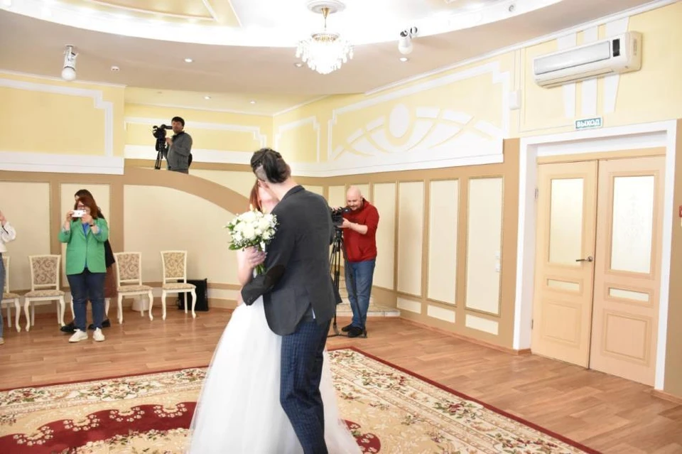 Как и положено, брак скрепили поцелуем. Фото: zags28.amurobl.ru