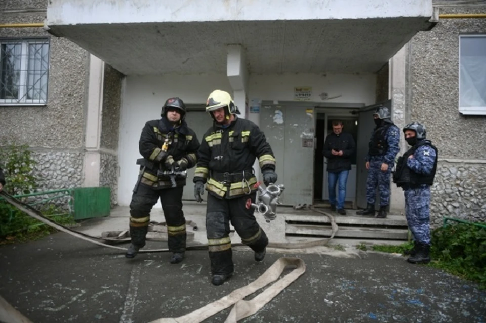 На место оперативно приехали две пожарные машины.
