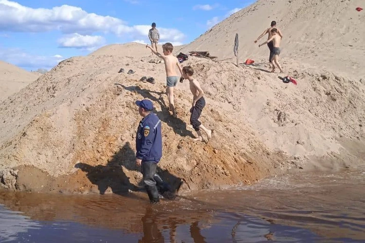 Семерых детей, решивших позагорать на пляже во время ледохода, спасли в Якутске