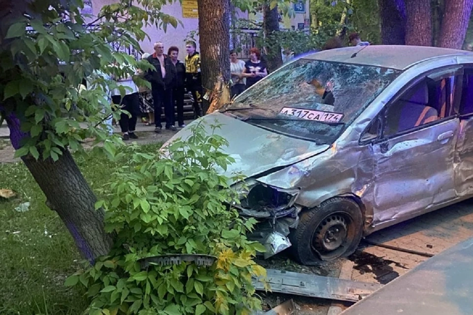 В Новосибирске девушка на иномарке вылетела на тротуар и сбила велосипедиста. Фото: "АСТ-54".