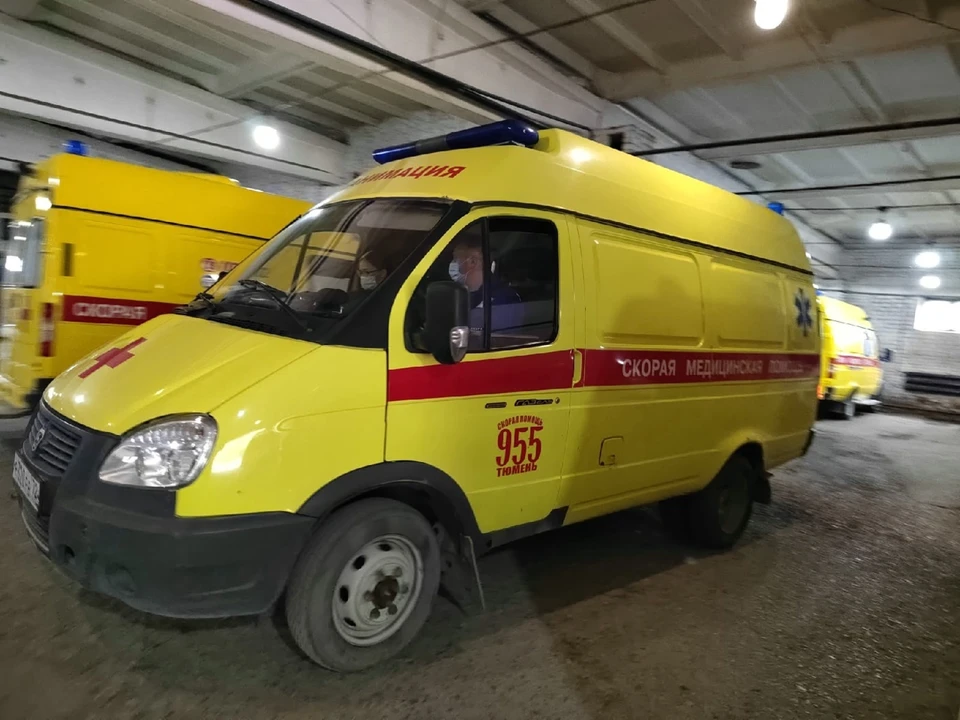 В Тюмени мужчине на голову упал кирпич.