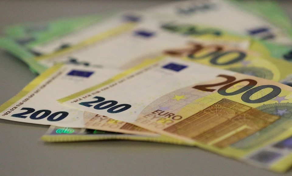 Курс евро опустился до 59 рублей впервые с июня 2015 года