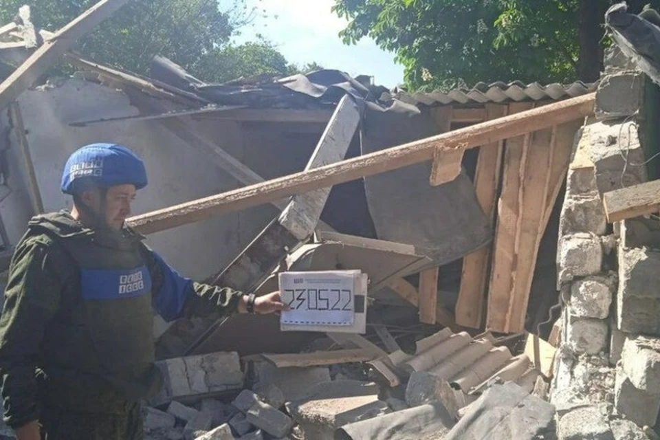 В городе повреждены 11 жилых домов, средняя школа № 30 и детская поликлиника. Фото: Представительство ЛНР в СЦКК