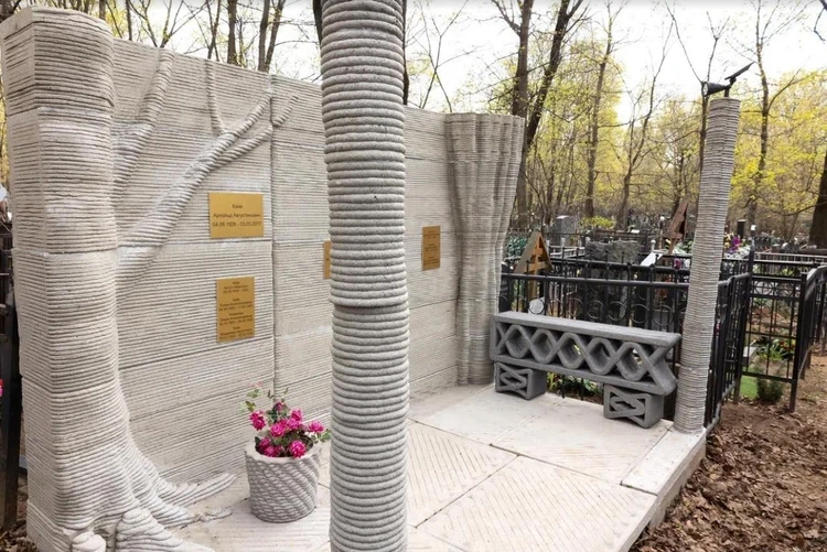 На Ваганьковском кладбище поставили первый памятник, который напечатал 3D-принтер. Монумент весит две тонны