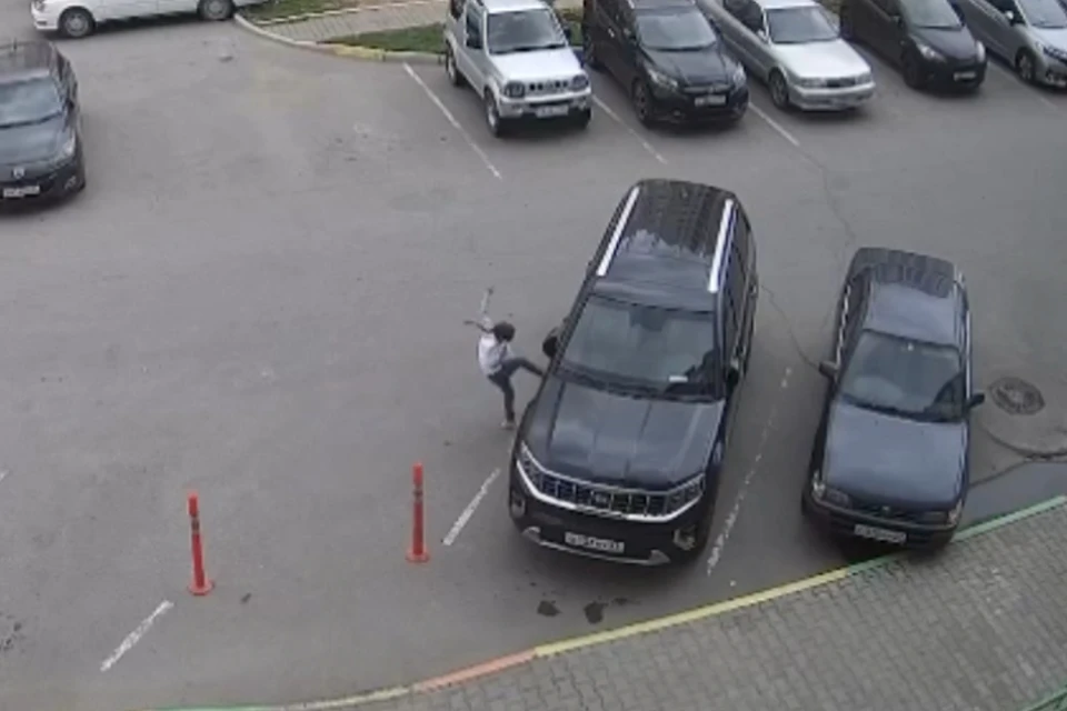 Исходя из сообщений в соцсетях, черное авто - не единственная пострадавшая машина на улице Юнгов