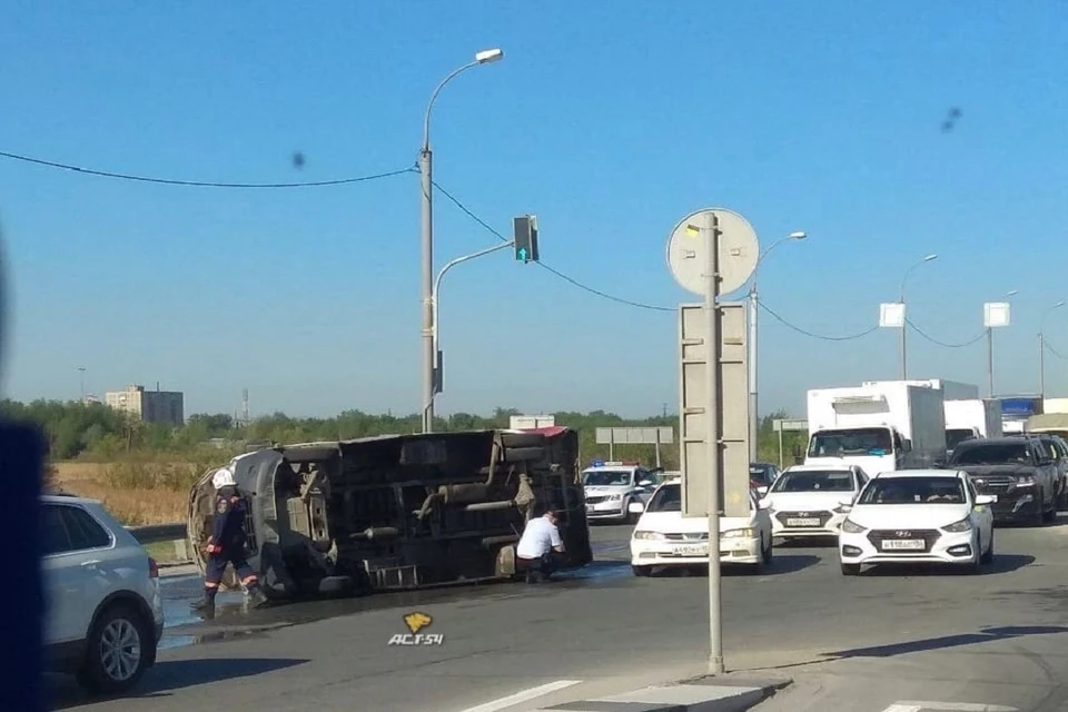 В Новосибирске маршрутка с пассажирами завалилась на бок после столкновения с кроссовером. Фото: "АСТ-54".