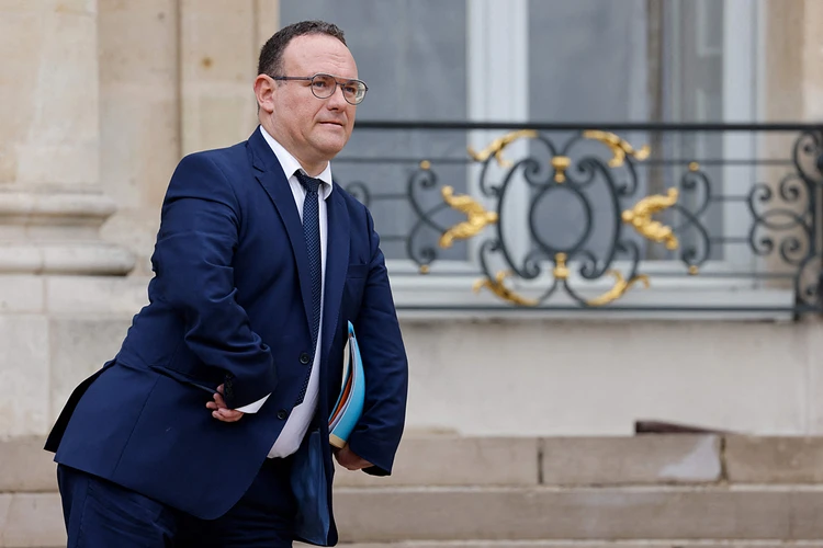 Секс-скандал бьет по Макрону: французского министра по делам инвалидов обвинили в двух изнасилованиях
