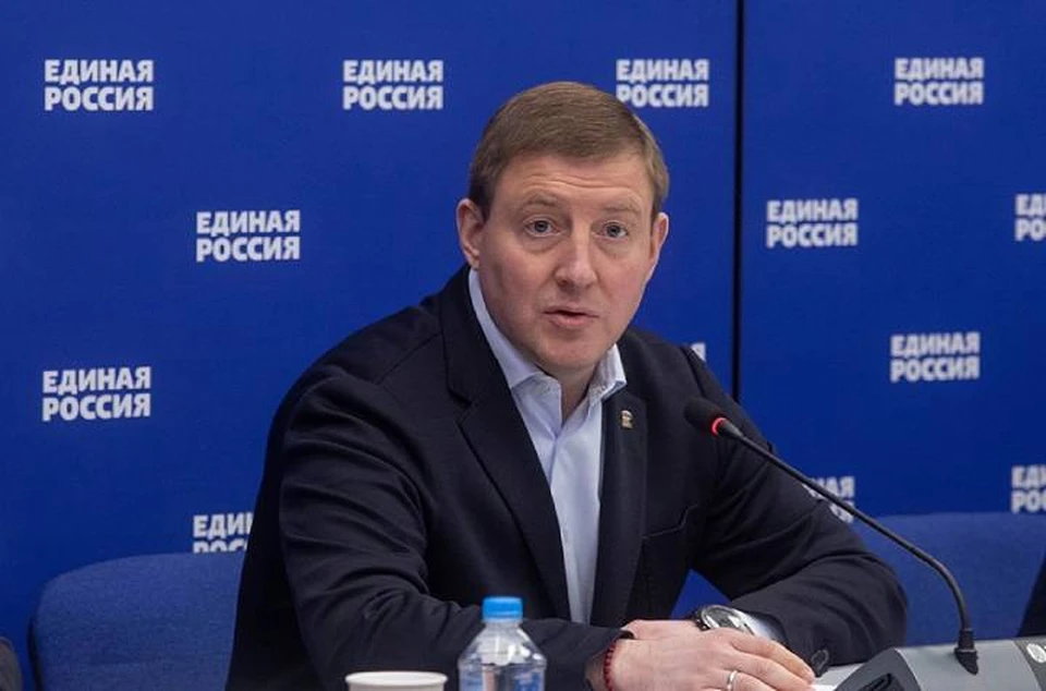 Андрей Турчак поблагодарил Василия Голубева и Александра Ищенко за организацию центра гуманитарной помощи жителям Донбасса. Фото: пресс-служба ЗС РО