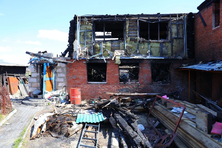 «Уцелели только свадебные фотографии»: семья из Ижевска из-за пожара осталась без дома