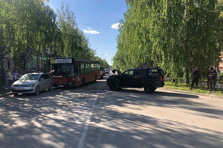 В Екатеринбурге в столкновении автобуса и двух легковушек пострадали четыре человека