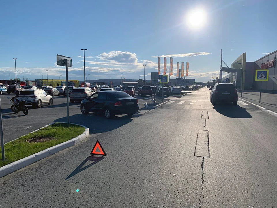 В ДТП на парковке ТРЦ «М5 Молл» в Рязани 29 мая пострадал подросток.
