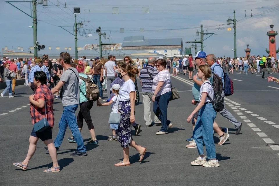 Больше 120 тысяч петербуржцев не могут выехать за границу из-за долгов