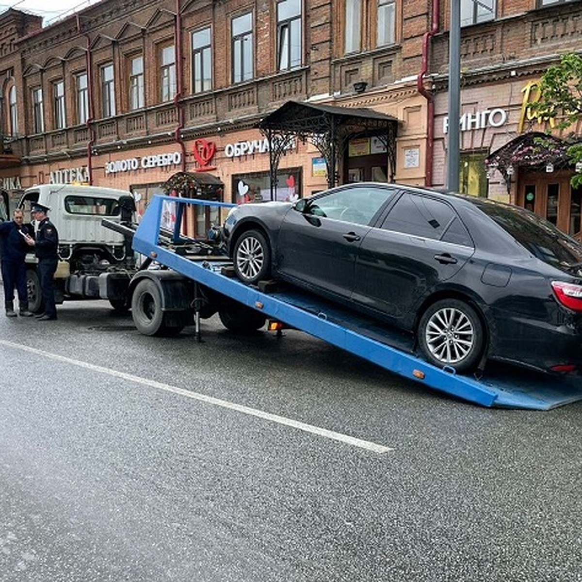 В Екатеринбурге остановили двух водителей и забрали у них машины за долги -  KP.RU