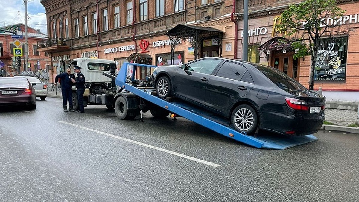 В Екатеринбурге остановили двух водителей и забрали у них машины за долги -  KP.RU