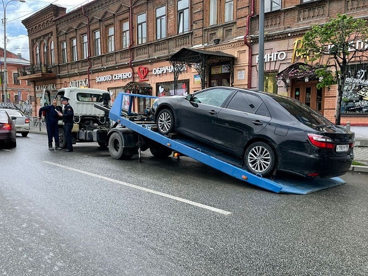 В Екатеринбурге остановили двух водителей и забрали у них машины за долги -  KP.RU