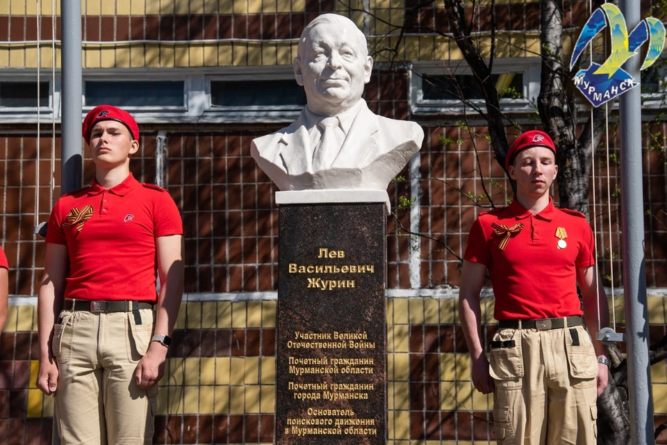 Бюст Льва Журина установлен у школы №31. Фото: администрация Мурманска